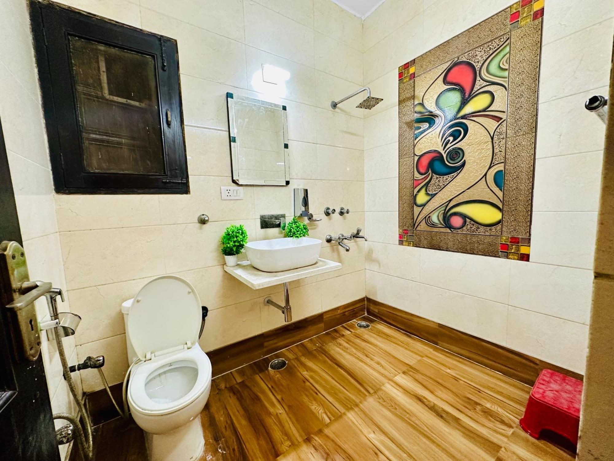 Hotel The White Scent-Near Noida Sector 18 Metro Exterior foto