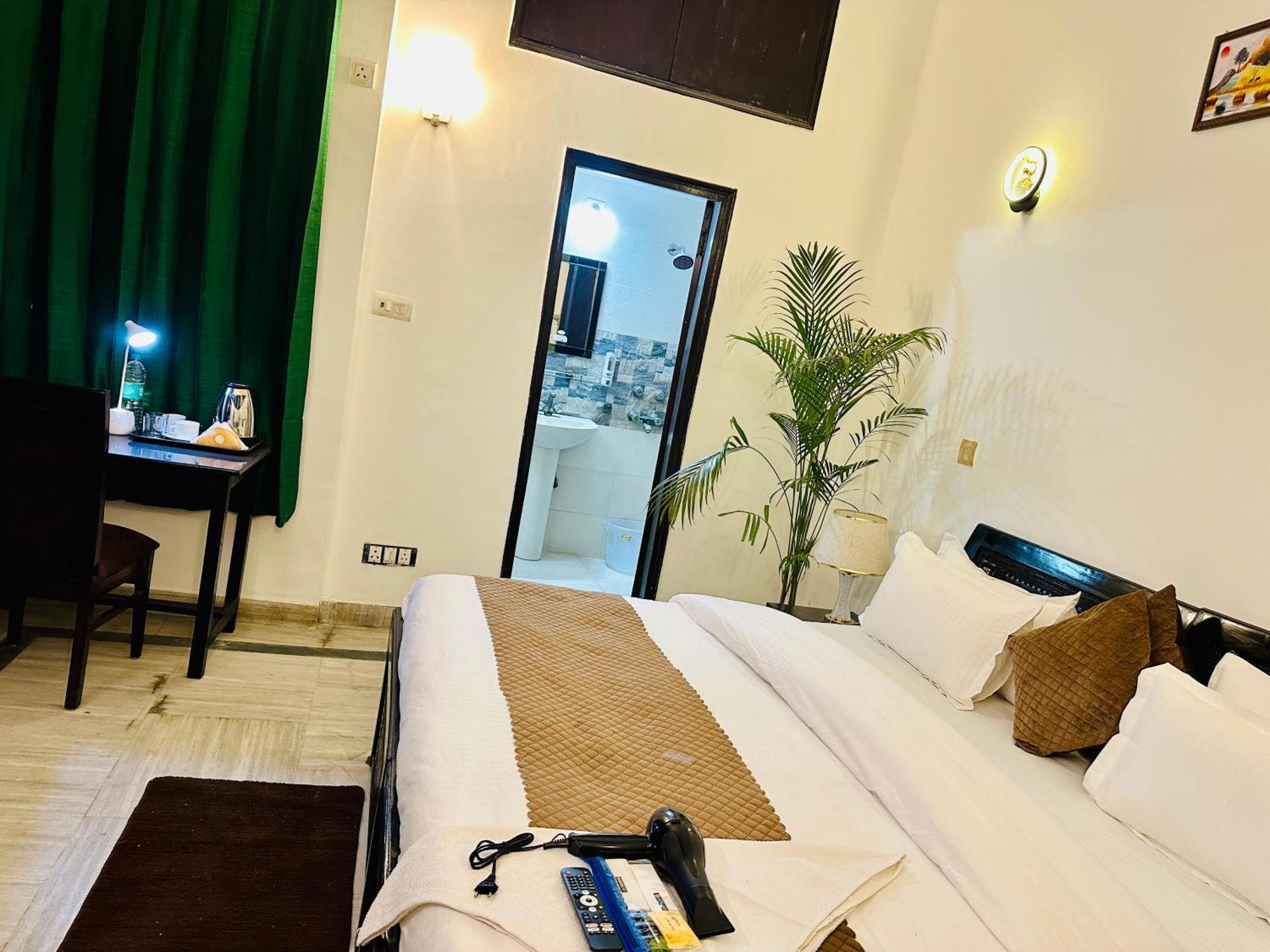 Hotel The White Scent-Near Noida Sector 18 Metro Exterior foto