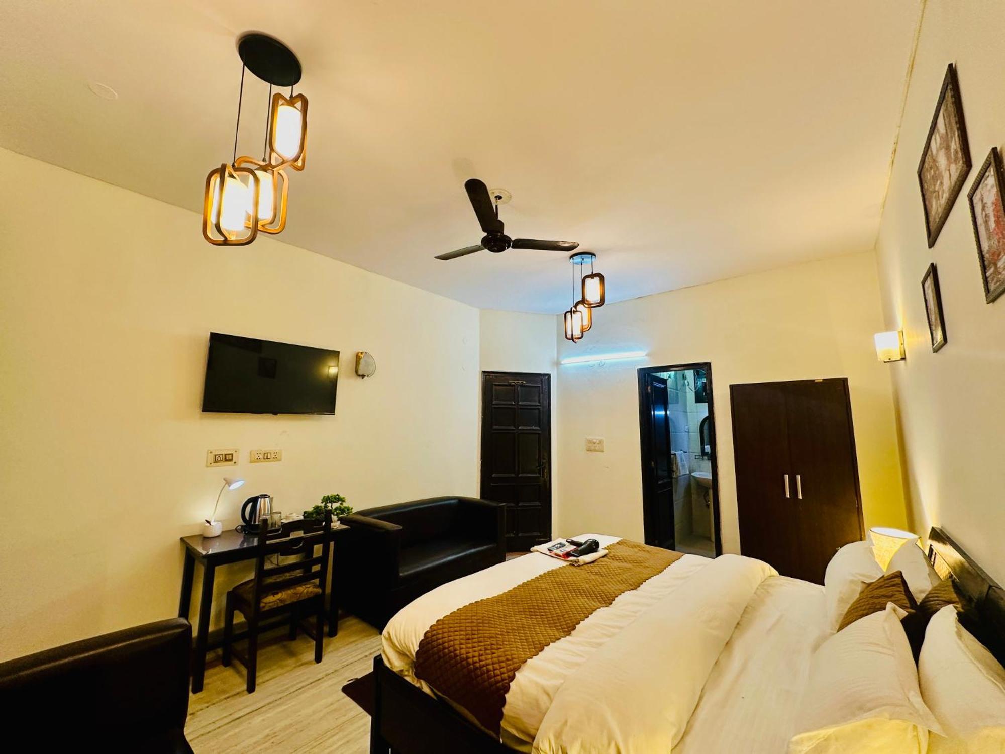 Hotel The White Scent-Near Noida Sector 18 Metro Exterior foto